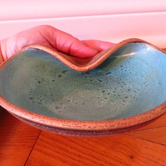 Vintage brown/green thumbprint free form stoneware bowl signed - Picture 5 of 5